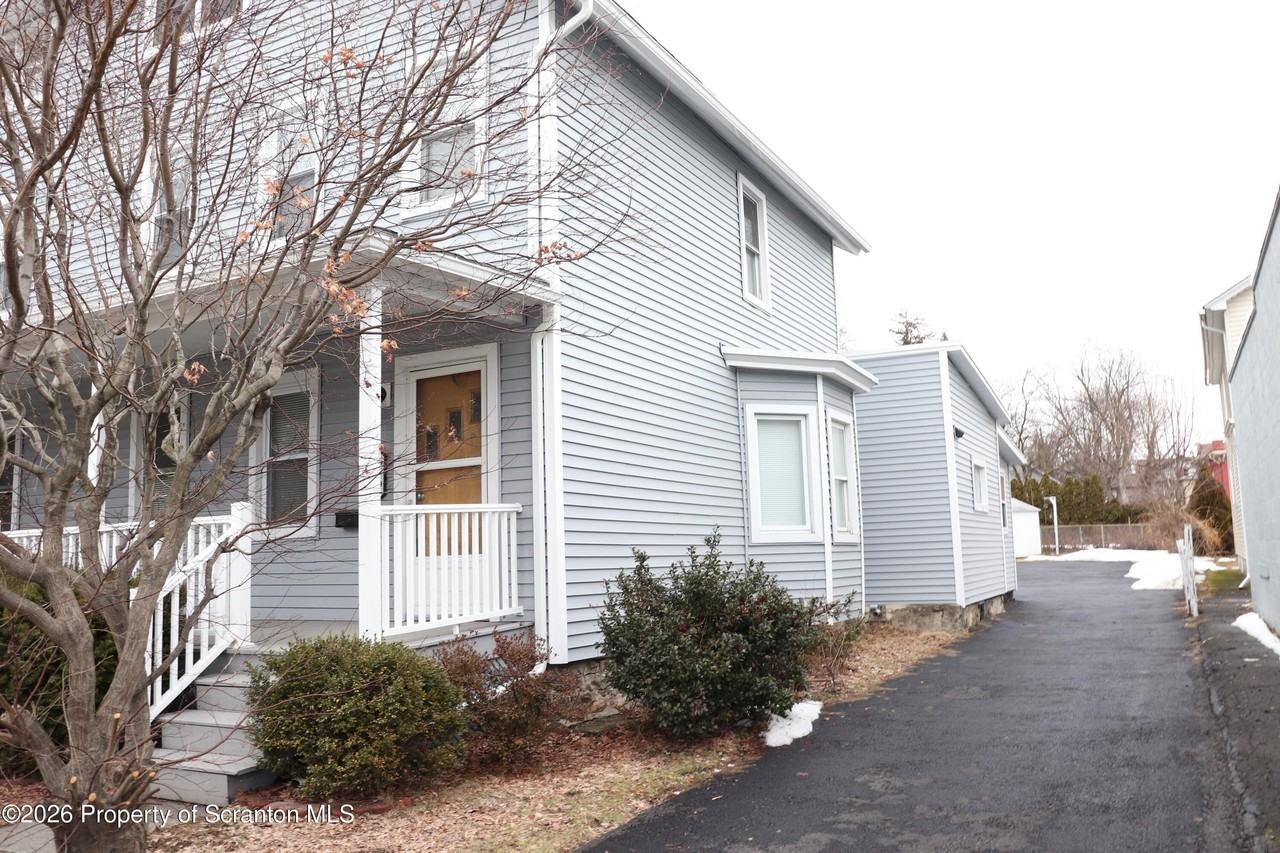 710 W Lackawanna Ave - Photo 3 of 47