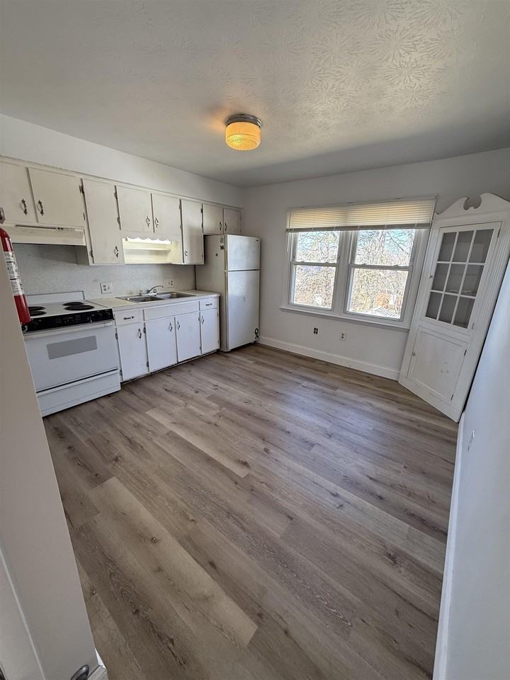 1045 Moore St #B - Photo 4 of 9