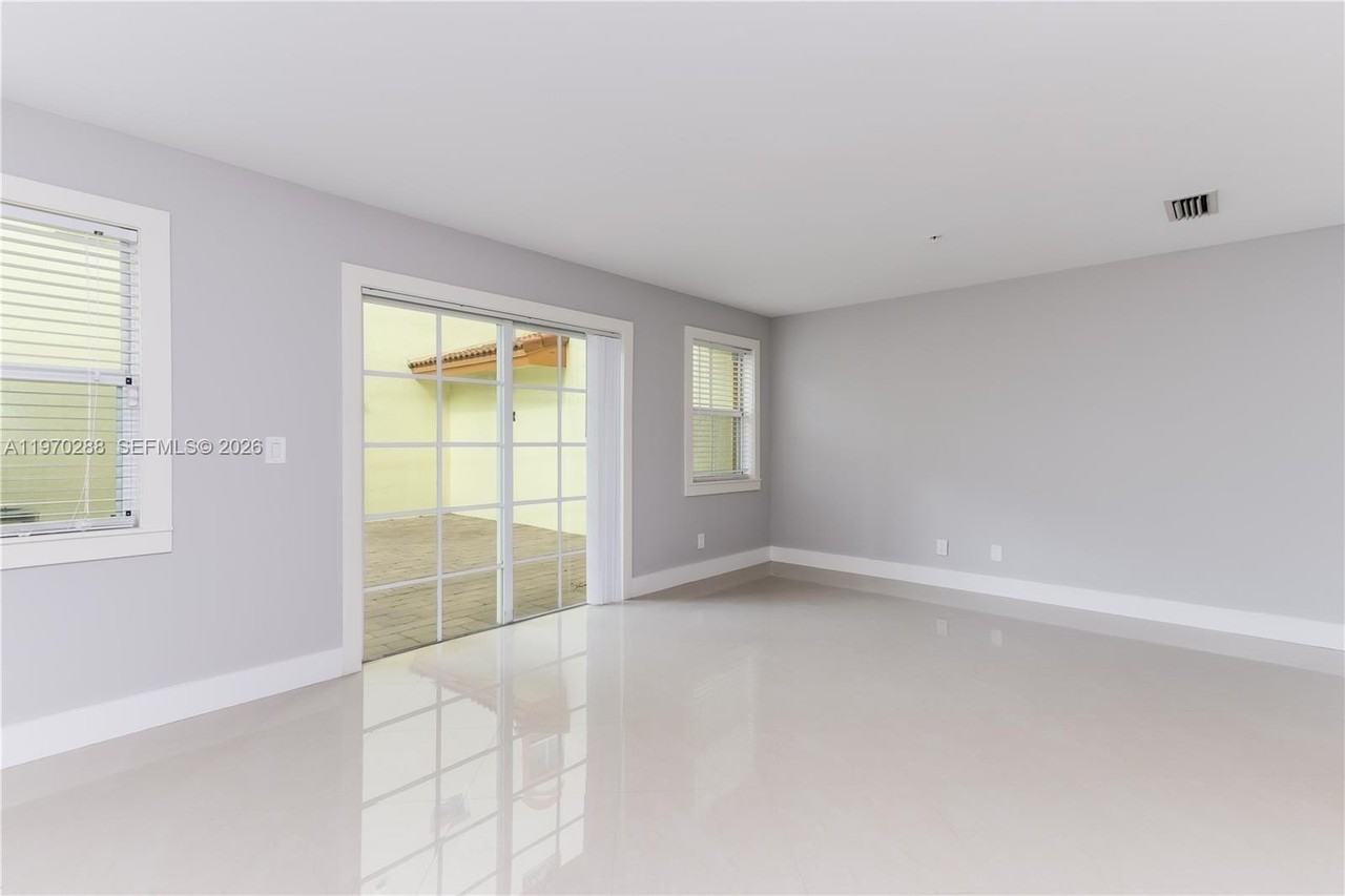 623 Ne 8th Ave - Photo 4 of 22