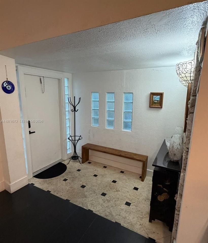 9048 Carlyle Ave - Photo 5 of 19