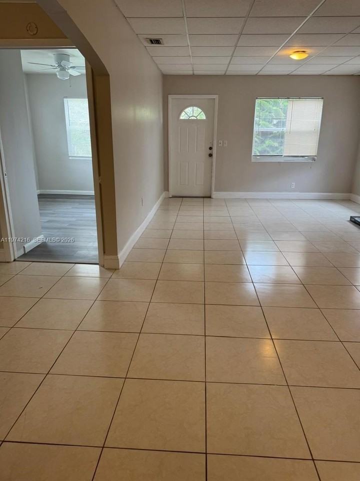 709 Nw 1st St - Photo 2 of 9