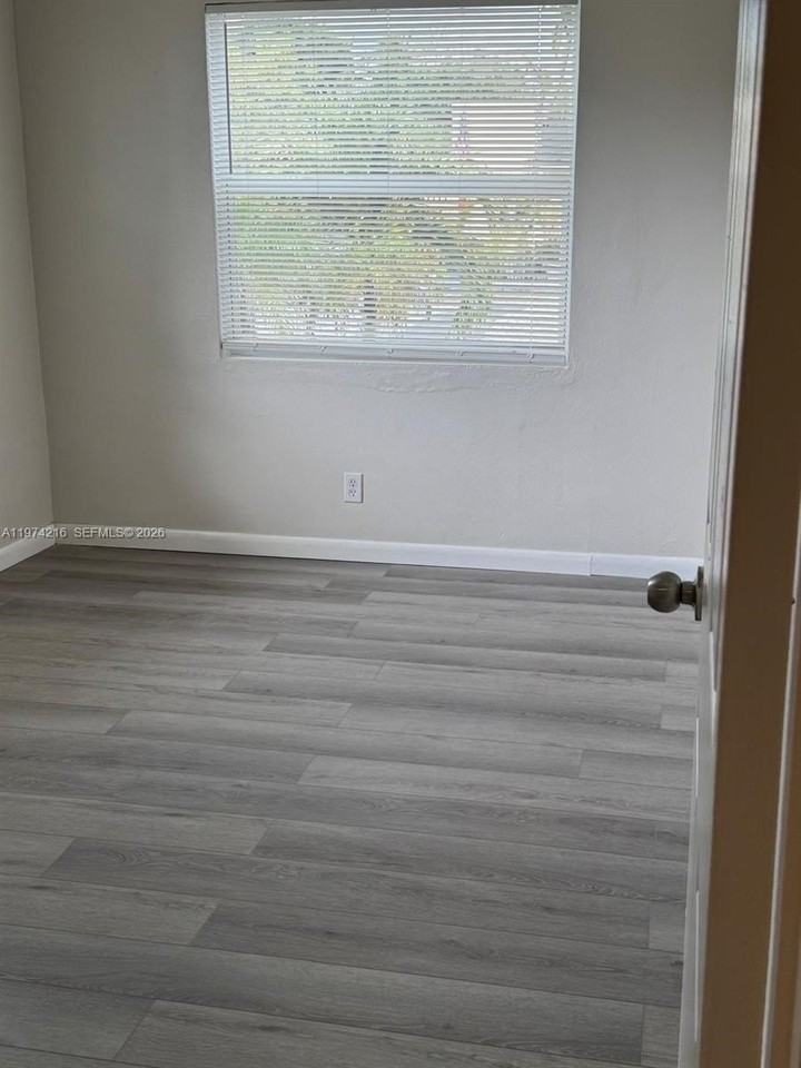 709 Nw 1st St - Photo 4 of 9