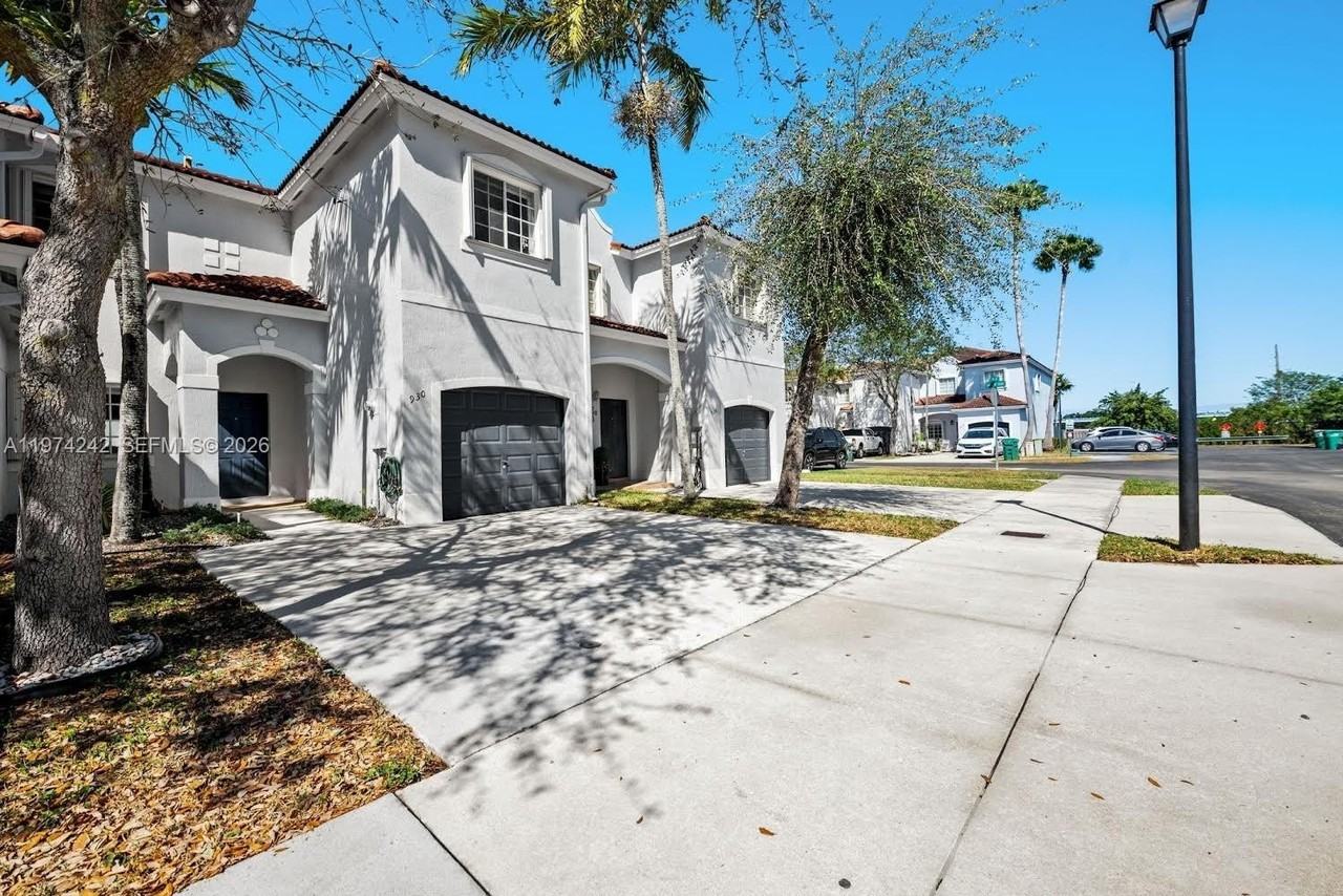 930 Sw 147th Ct #930 - Photo 2 of 25