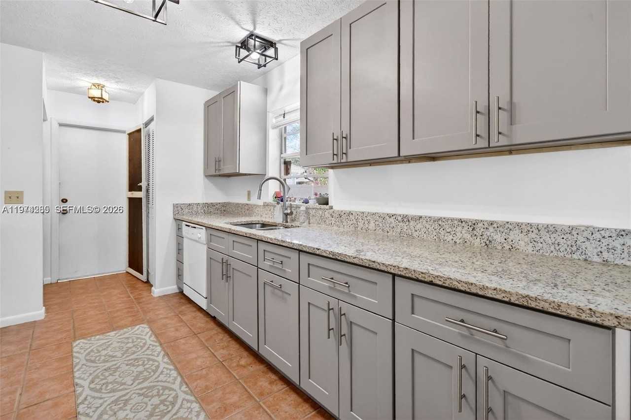 1261 Se Mendavia Ave - Photo 5 of 15