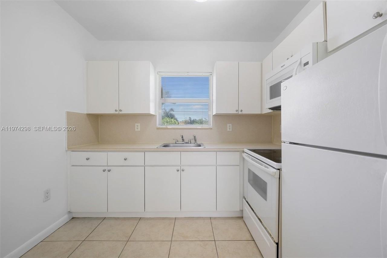 571 Ne 82nd St #4 - Photo 6 of 18