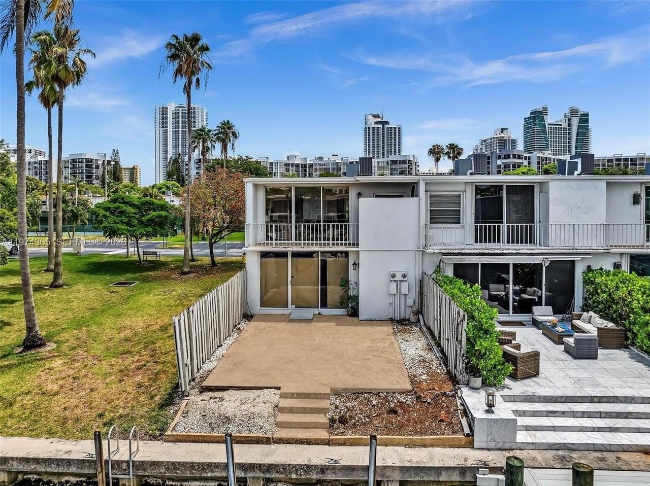 825 Ne 26th Ave - Photo 5 of 30