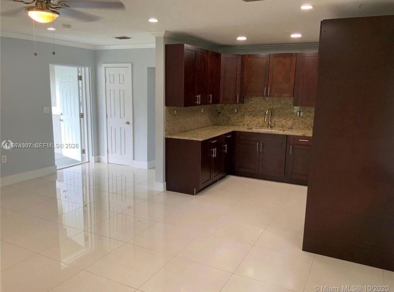 1106 Nw 18th Ct - Photo 3 of 11