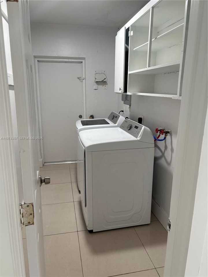 1106 Nw 18th Ct - Photo 5 of 11