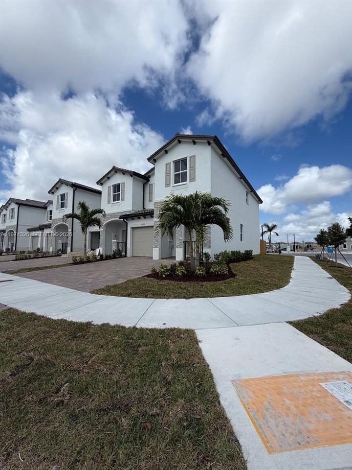 2556 Se 27th Ct #2556 - Photo 2 of 38