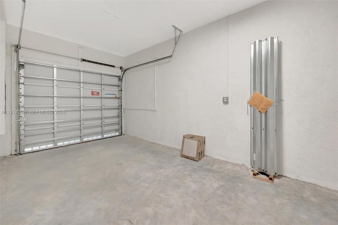 2556 Se 27th Ct #2556 - Photo 7 of 38