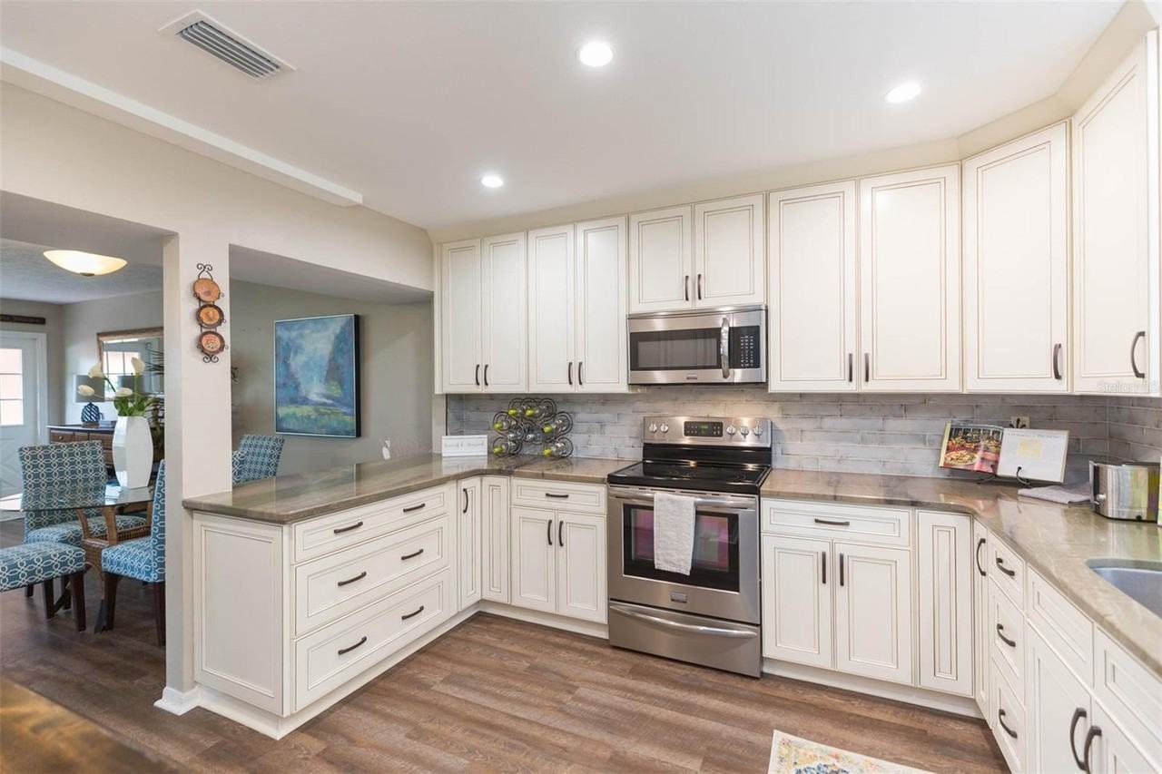 702 W Bay St #A - Photo 2 of 22