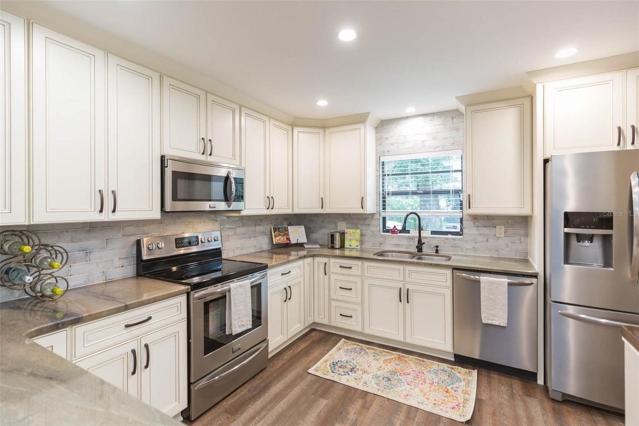 702 W Bay St #A - Photo 3 of 22