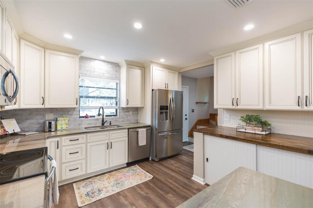 702 W Bay St #A - Photo 4 of 22