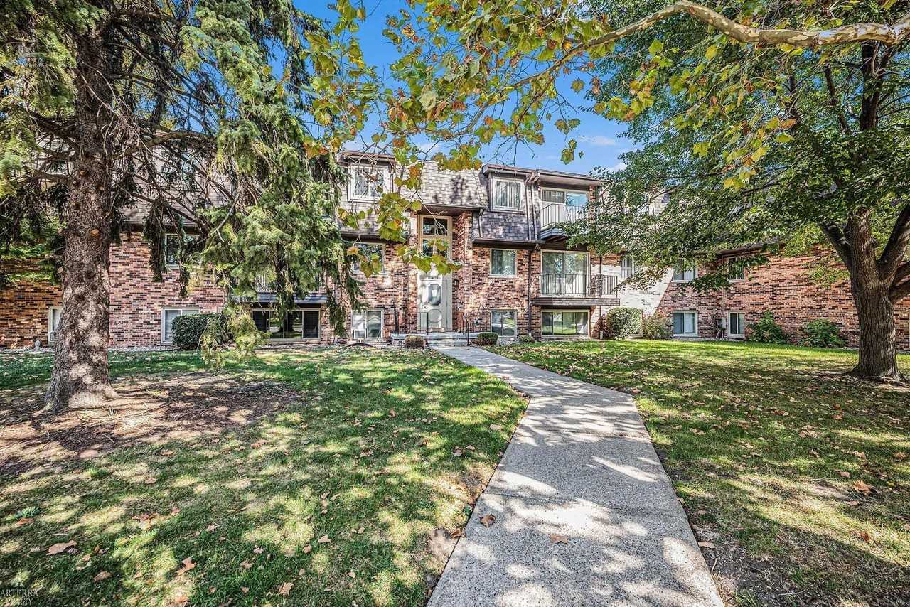 211 Riviera Dr - Photo 2 of 27