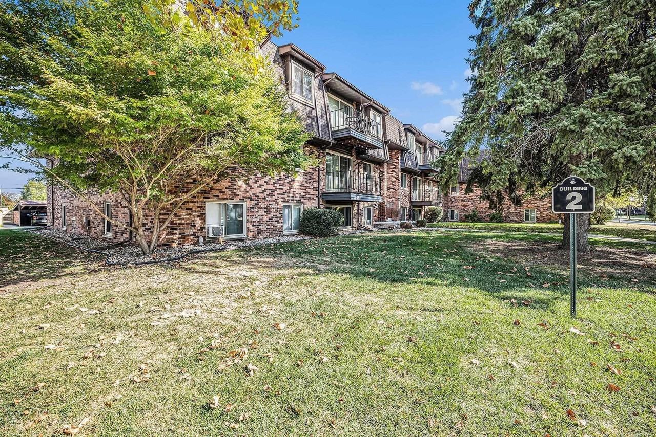 211 Riviera Dr - Photo 4 of 27