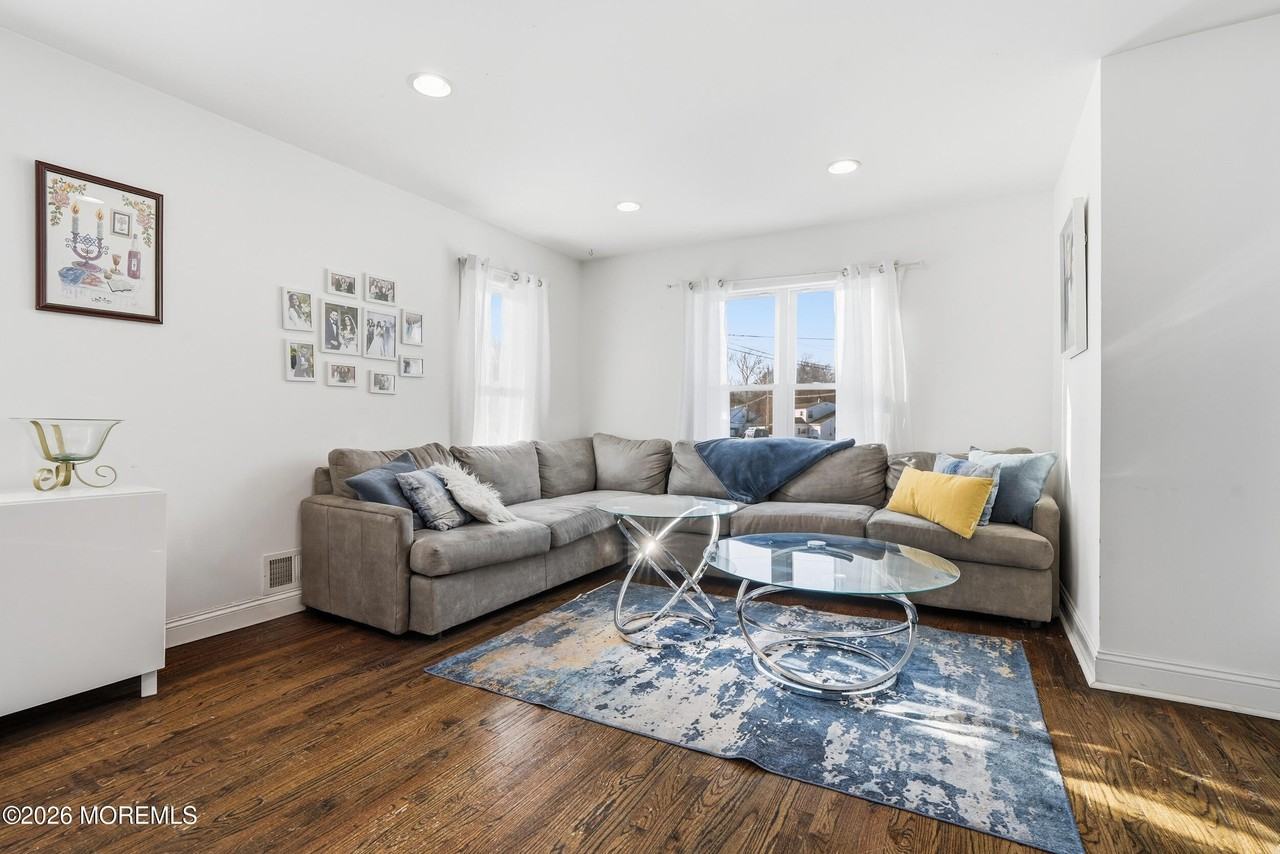 19 Carole Dr - Photo 4 of 43