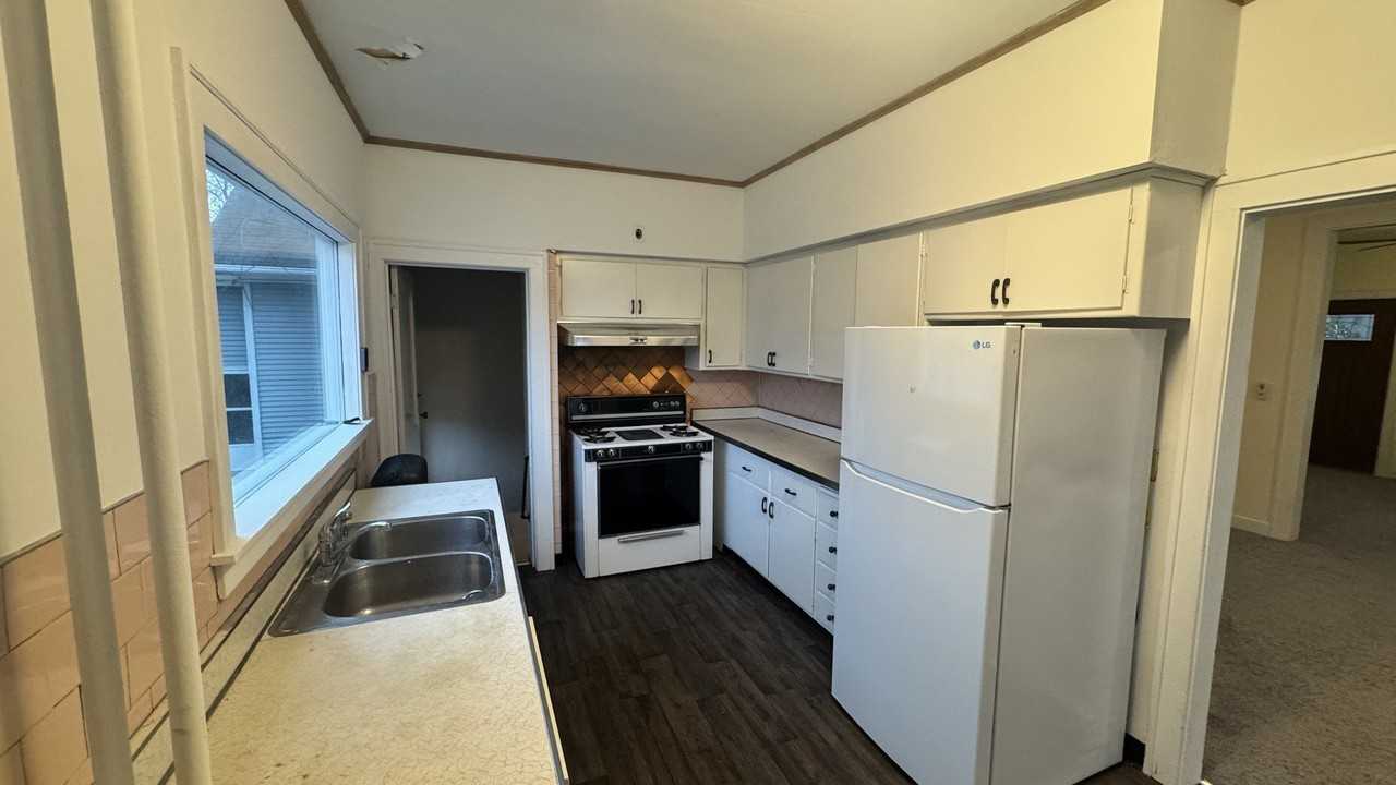 110 N Pine St - Photo 3 of 5