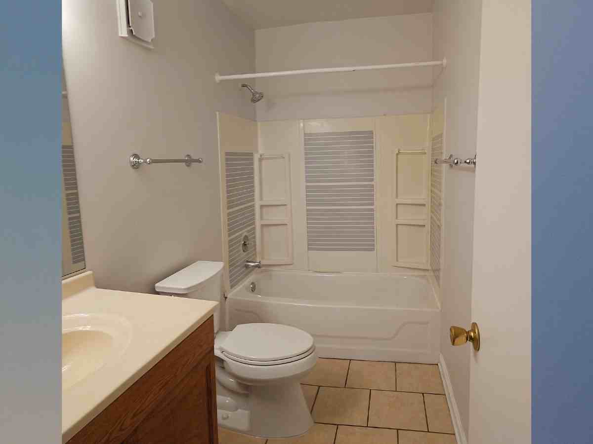 711 Tipperary Ct Apt 1b - Photo 7 of 10