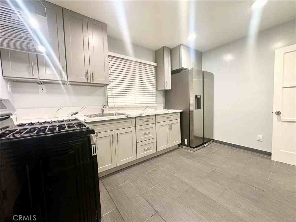 15746 Magnolia Blvd - Photo 2 of 10