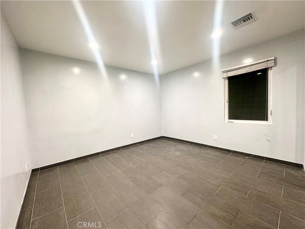 15746 Magnolia Blvd - Photo 5 of 10