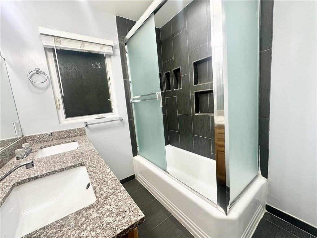 15746 Magnolia Blvd - Photo 6 of 10