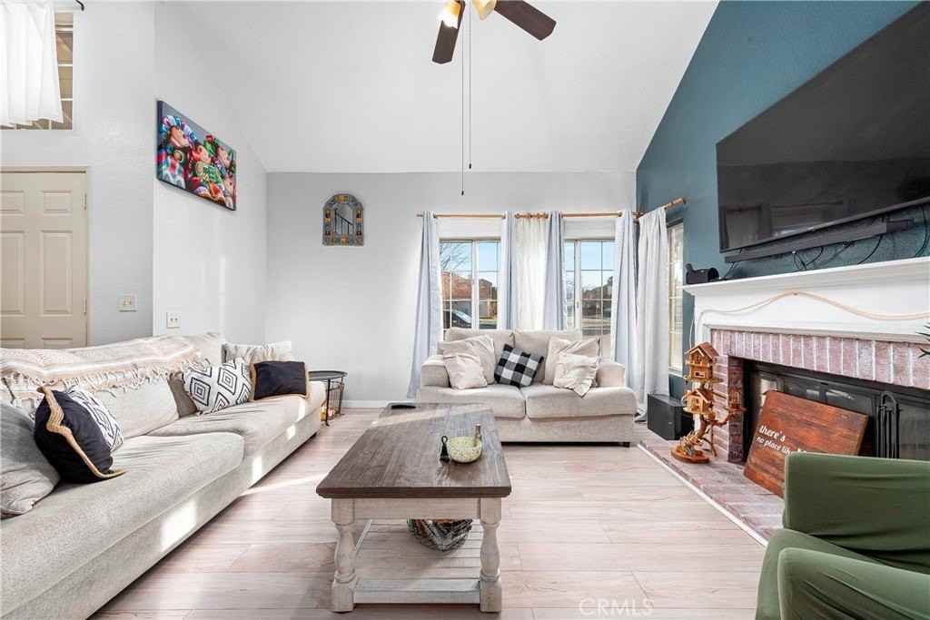 2047 Westminster Dr - Photo 6 of 33