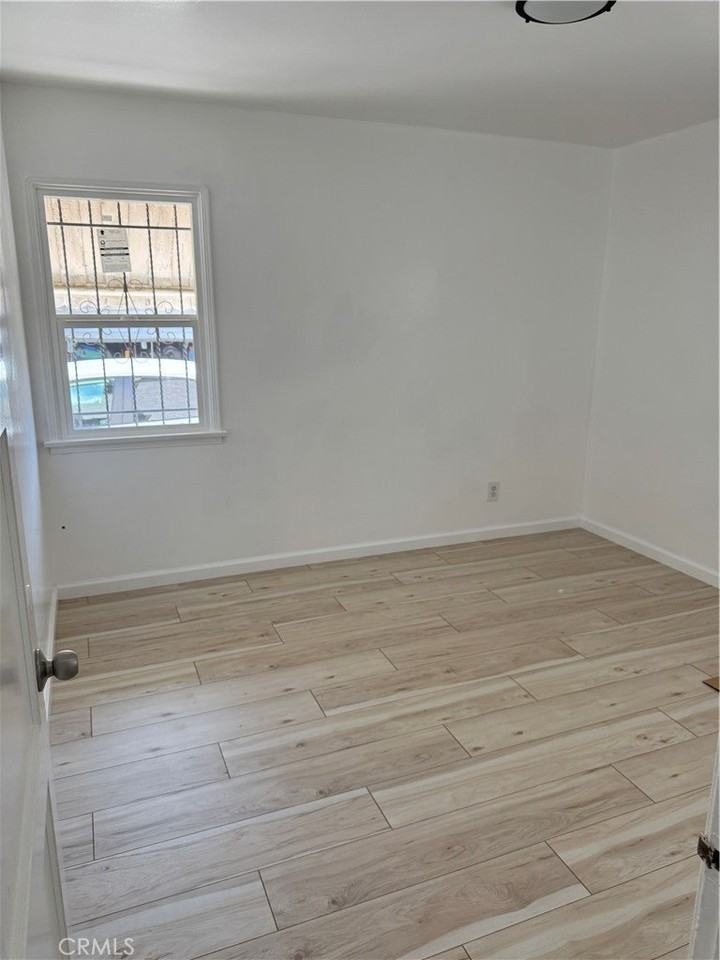 1310 W 89th St - Photo 4 of 25