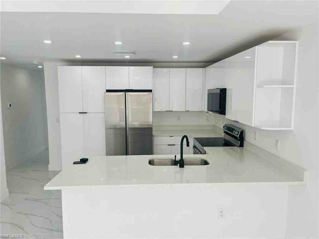 1112 E 12th St - Photo 3 of 13