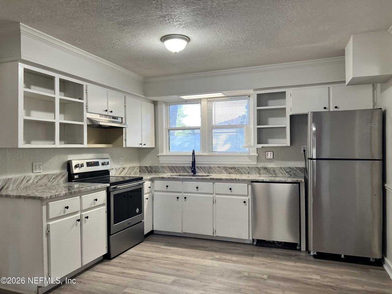 821 Cove St - Photo 2 of 9