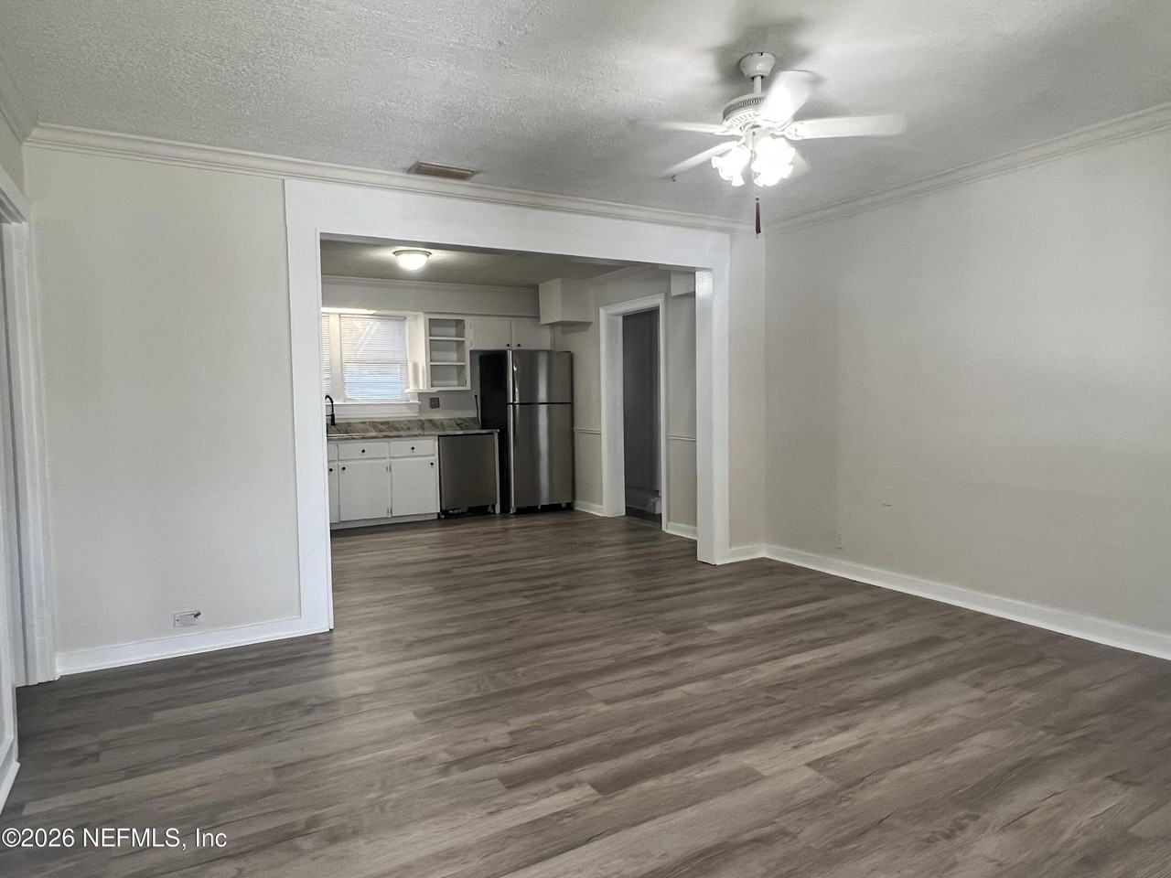 821 Cove St - Photo 3 of 9