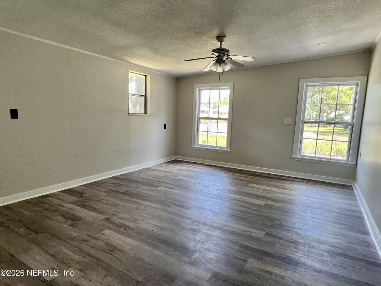 821 Cove St - Photo 4 of 9