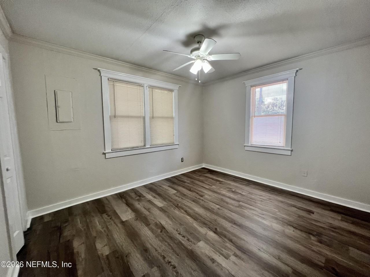 821 Cove St - Photo 6 of 9