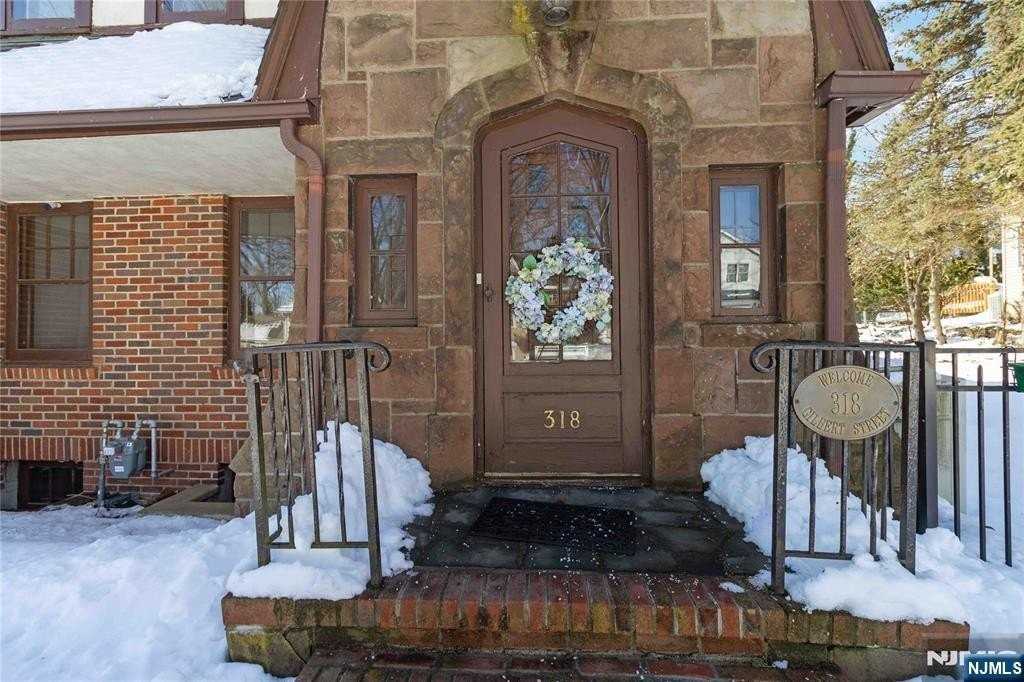 318 Gilbert St - Photo 2 of 28