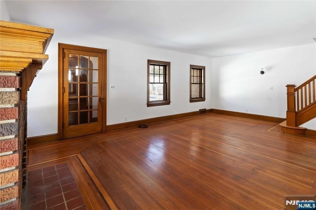 318 Gilbert St - Photo 4 of 28