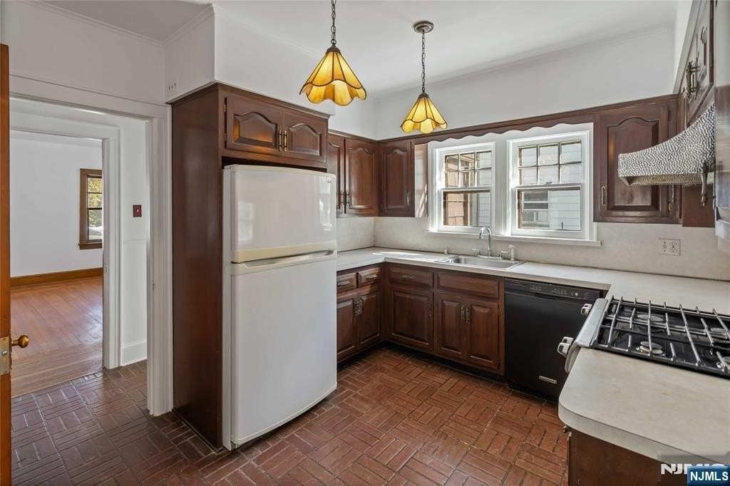 318 Gilbert St - Photo 7 of 28