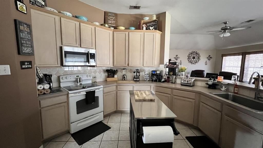 2504 Blue Holly Dr - Photo 2 of 14