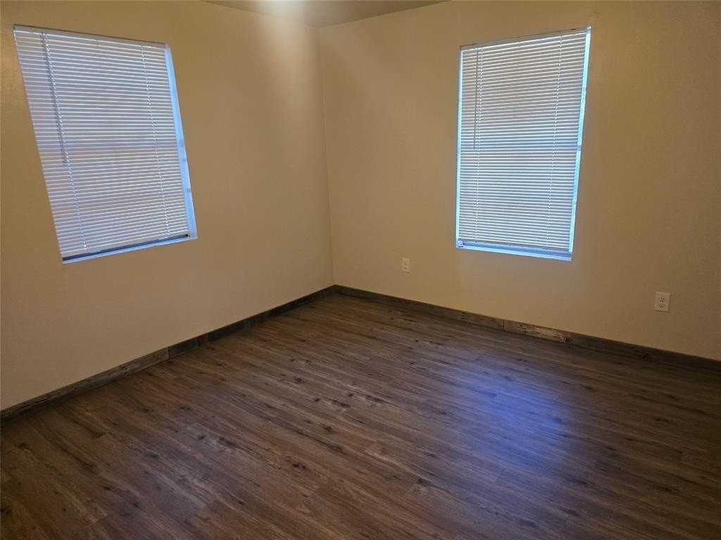 219 E 3rd St #B - Photo 5 of 13