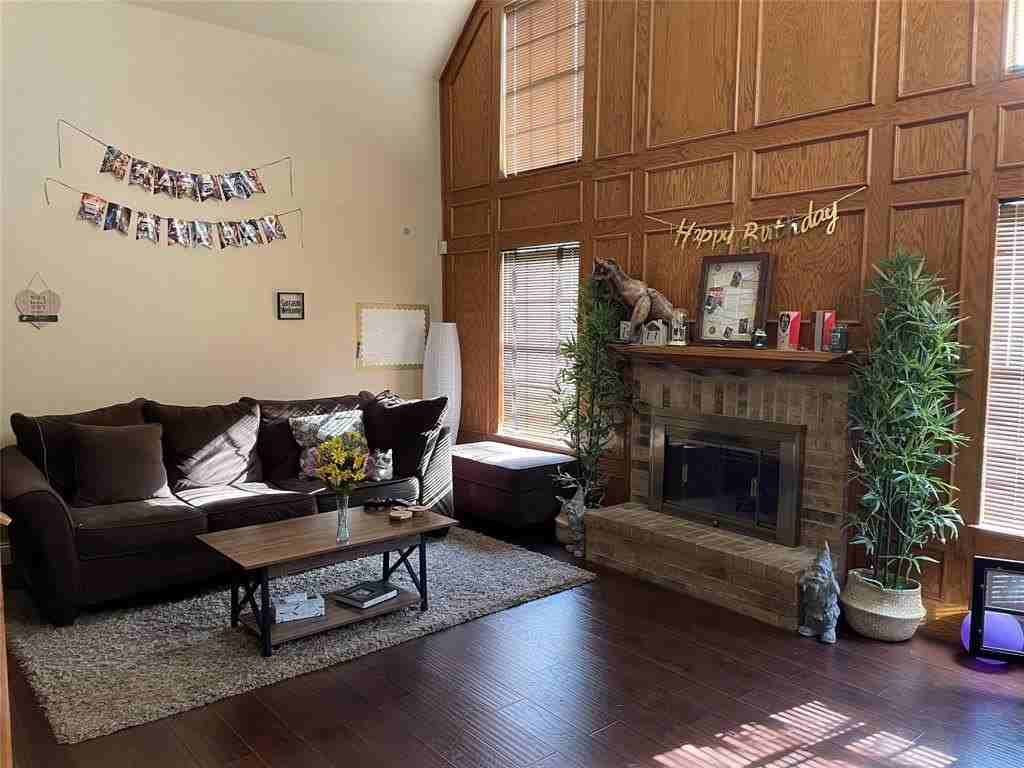 2302 Oakcrest Dr - Photo 2 of 8