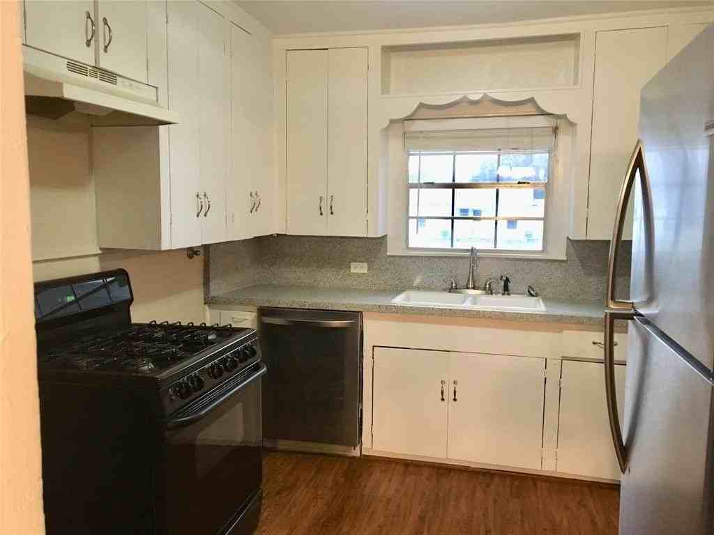 425 S Locust St - Photo 4 of 8