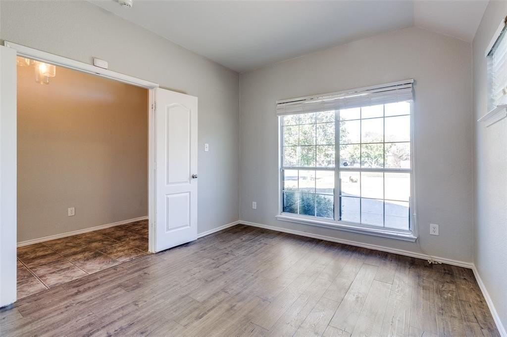 1414 Sleepy Hollow Dr - Photo 3 of 25