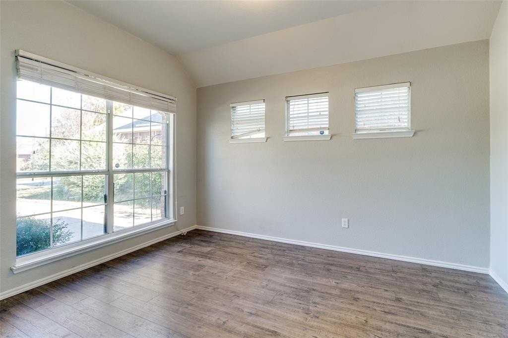 1414 Sleepy Hollow Dr - Photo 4 of 25