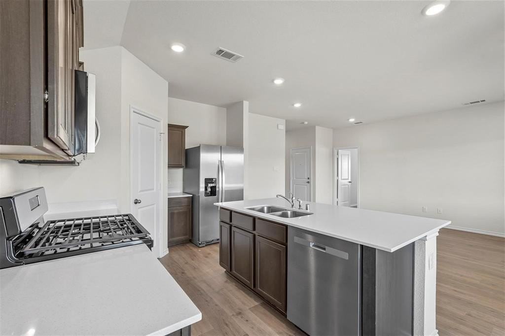 2431 Montgomery St - Photo 7 of 20