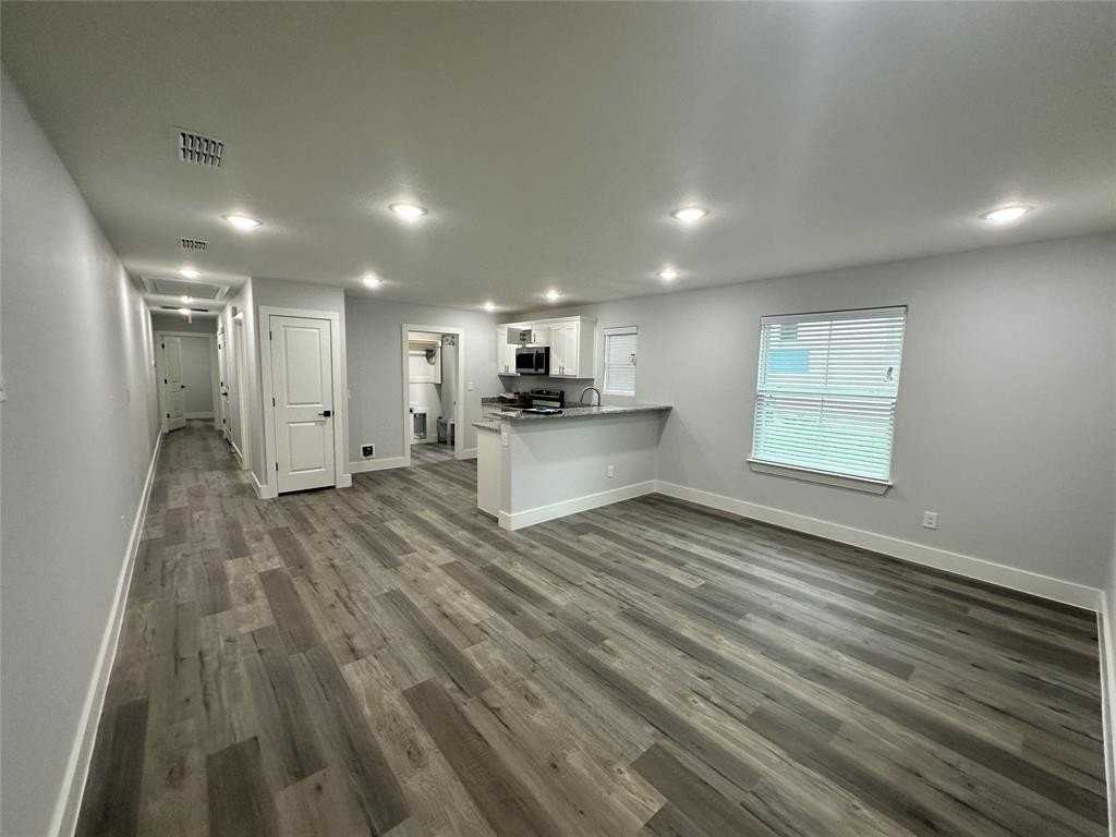 406 W 6th St #1 - Photo 2 of 11