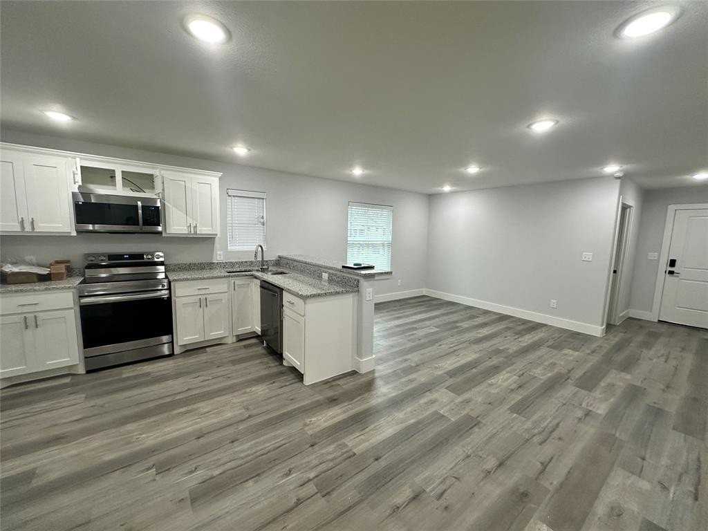 406 W 6th St #1 - Photo 3 of 11