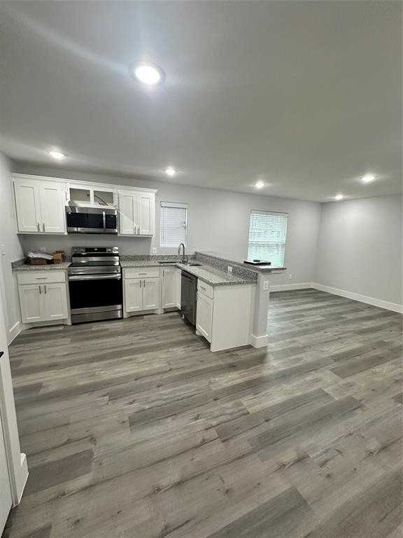 406 W 6th St #1 - Photo 4 of 11