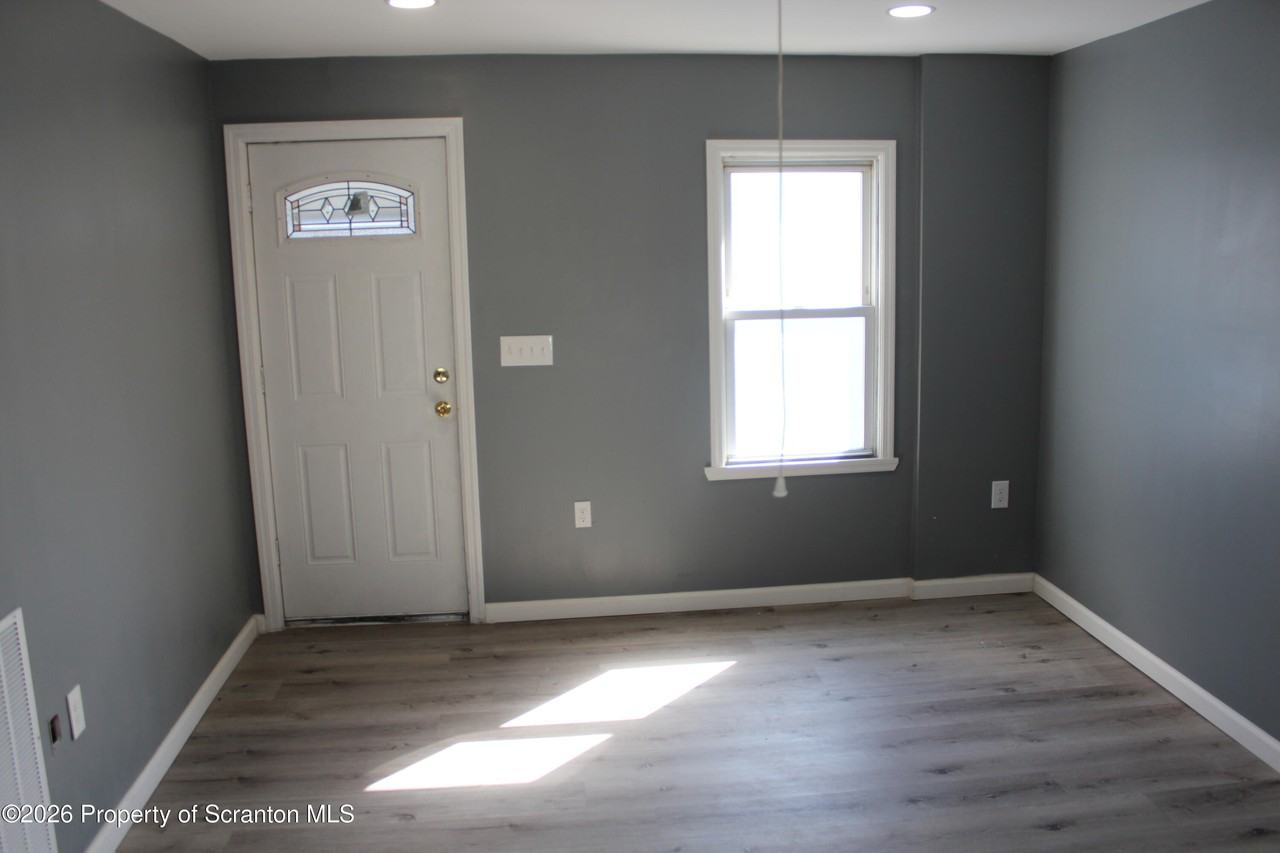 335 Phelps St - Photo 3 of 15
