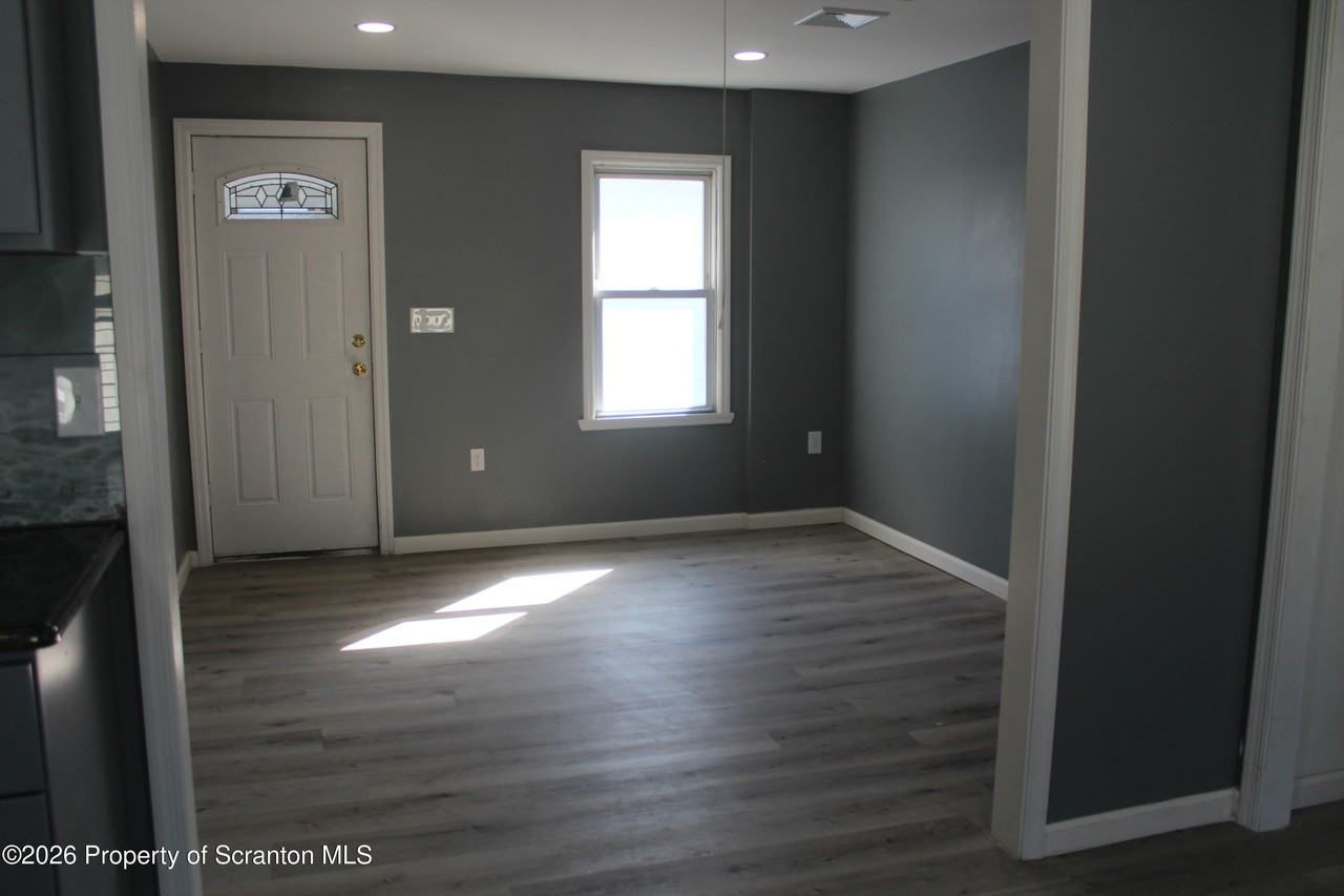 335 Phelps St - Photo 4 of 15