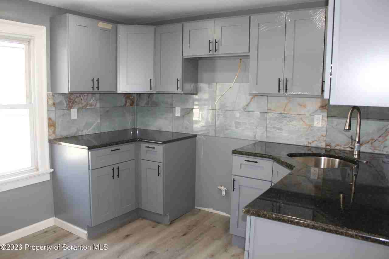 335 Phelps St - Photo 7 of 15