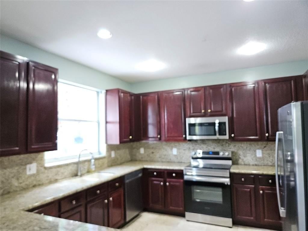 995 Nw 168th Ave - Photo 5 of 23