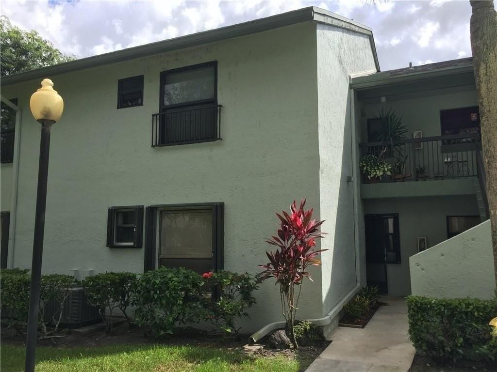 4001 Carambola Cir S - Photo 4 of 31